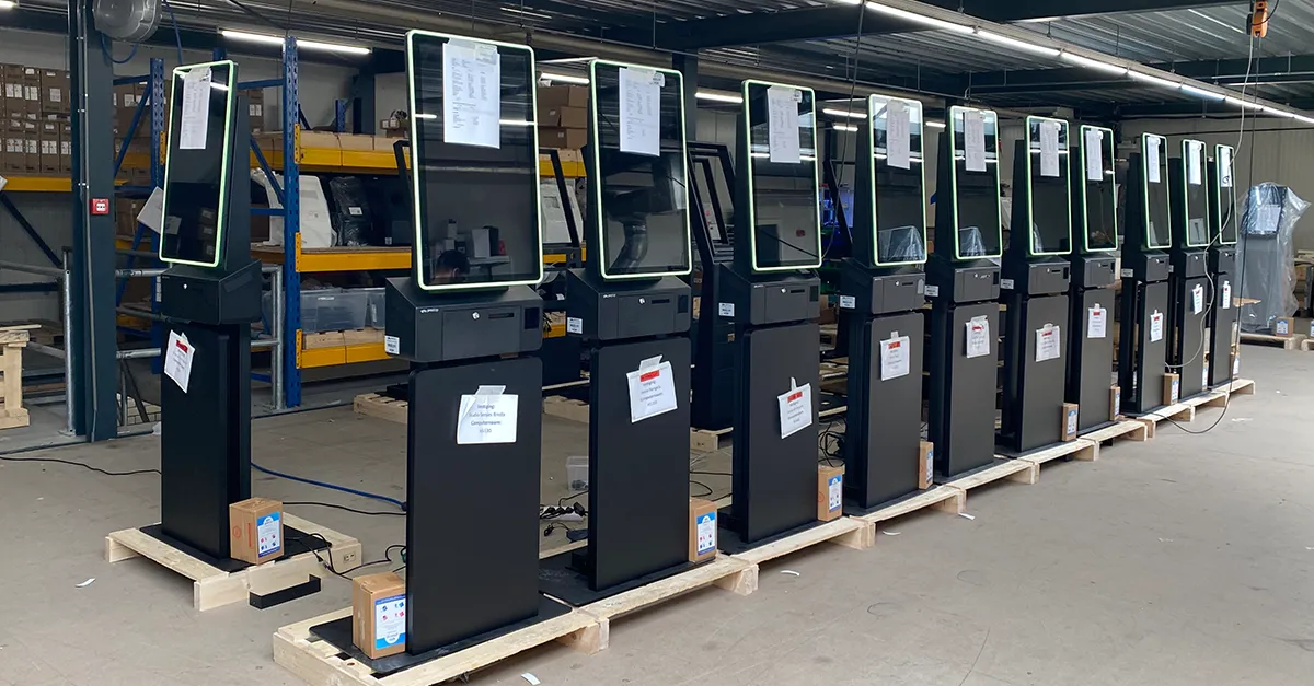 HANOS SHOP Bestellkiosk in der Produktionshalle, entworfen und geliefert von Prestop, mit kundenspezifischer Plakatplatte und integrierter Software.