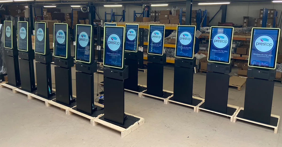 HANOS SHOP Bestellkiosk in der Produktionshalle, entworfen und geliefert von Prestop, mit kundenspezifischer Plakatplatte und integrierter Software.