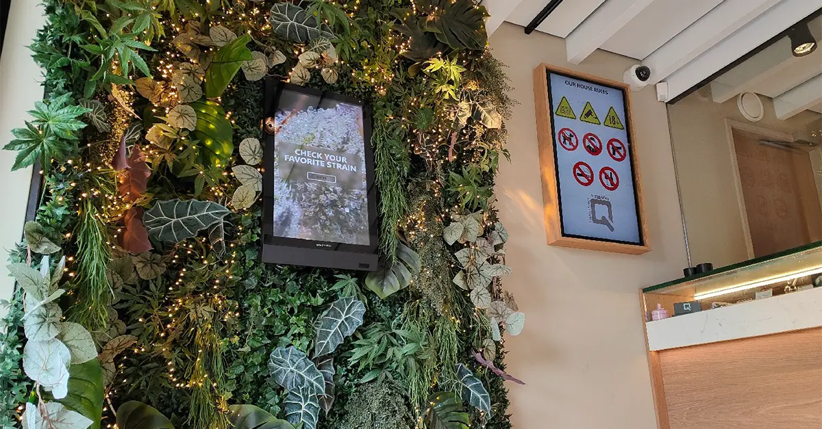 Eminent 32-Zoll-Wandkiosk für Coffee Shop
