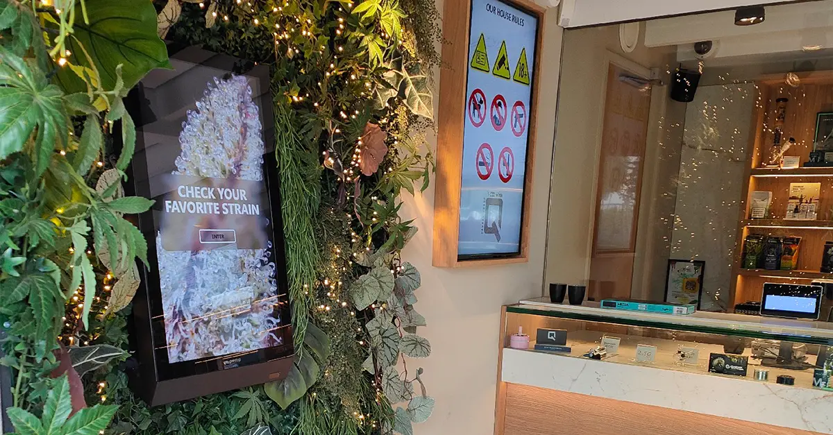 Eminent 32-Zoll-Wandkiosk für Coffee Shop