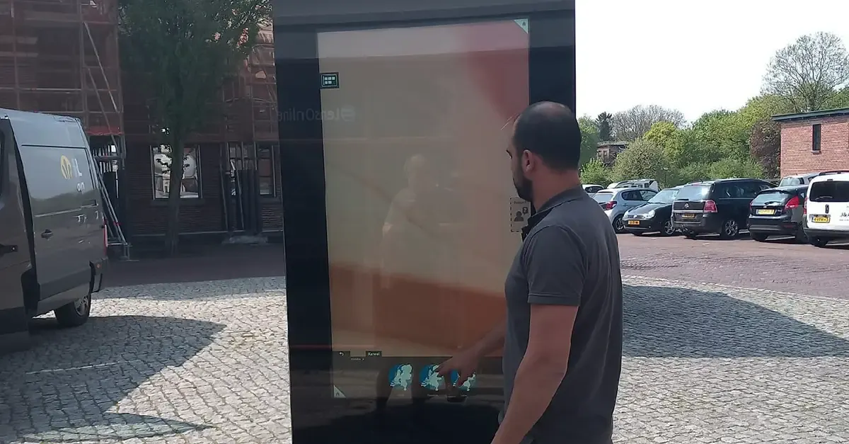 Doppelseitiges Totem für den Außenbereich für den Optiker Prestop interactive Omnitapps