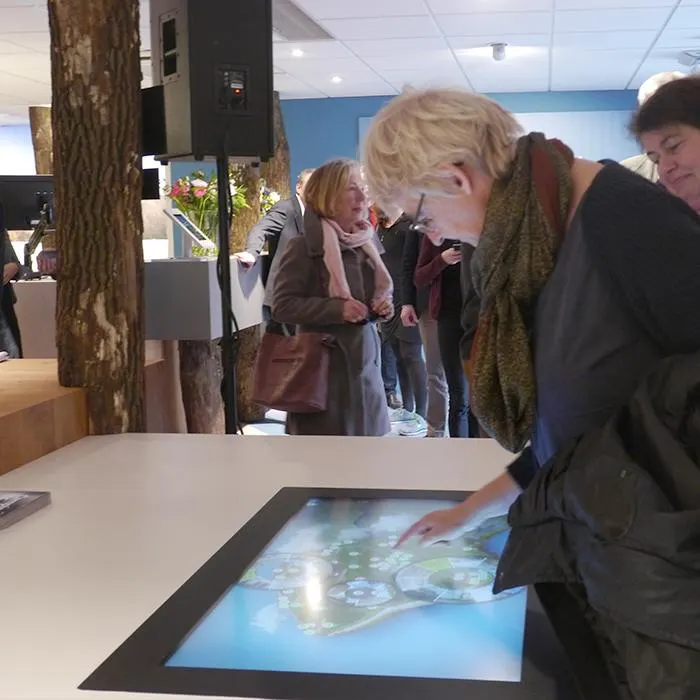 Digitales Schaufenster und Touchscreens für Geschäfte VVV Zeeland.