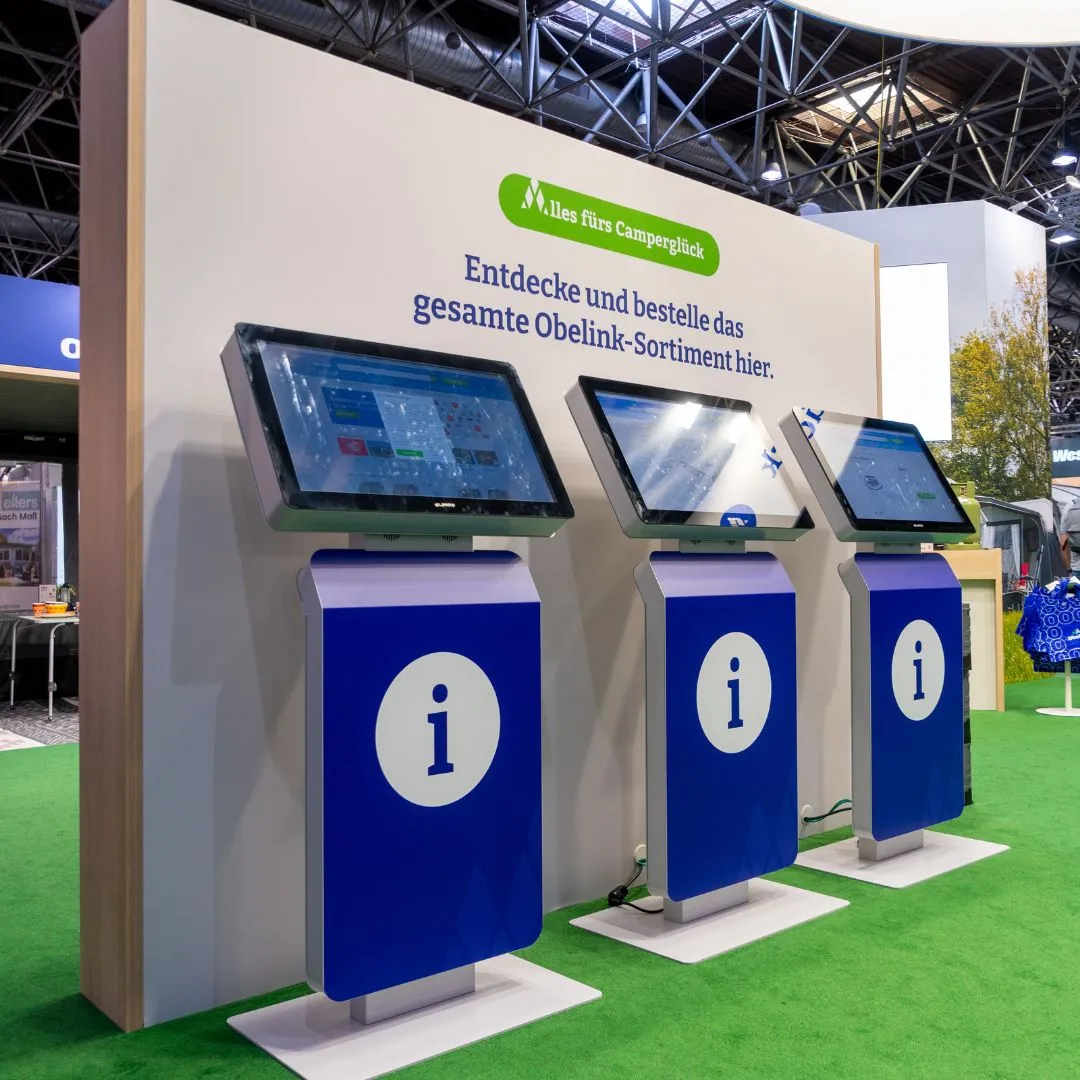 Informationskioske auf der Messe Caravan Salon in Düsseldorf.
