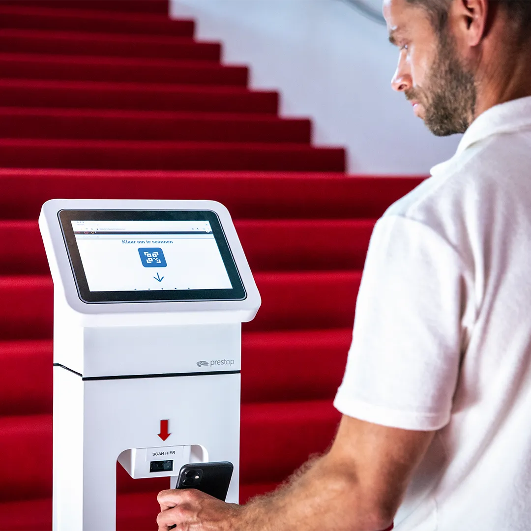  Mann scannt Telefon auf Kiosk Nahaufnahme