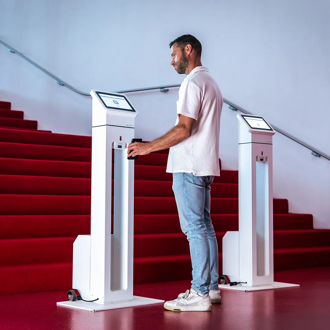  Mann scannt Telefon auf Kiosk 