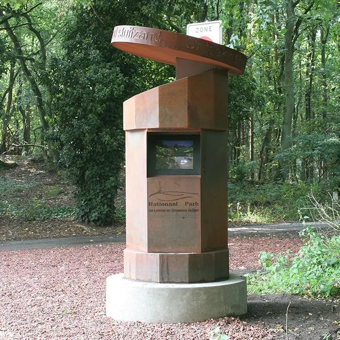 Maßgeschneiderte Außensäule aus Cortenstahl