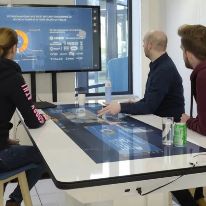Kollaborationstisch mit zwei oder vier Touchscreens von Prestop