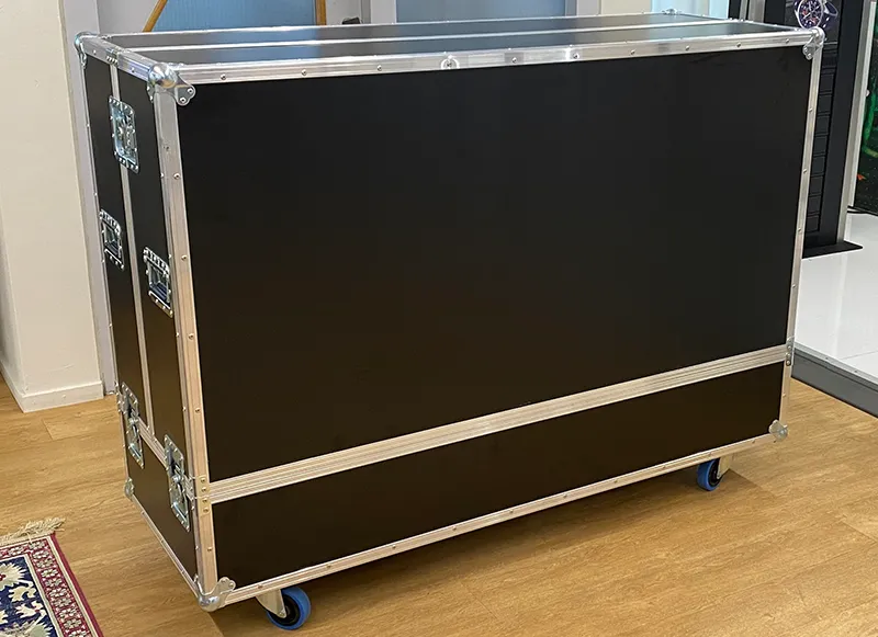 Flightcase Touch-Tisch sicher im praktischen Flightcase verstaut