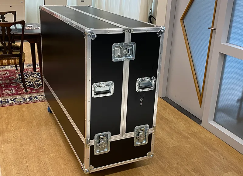 Flightcase Touch-Tisch sicher im praktischen Flightcase verstaut