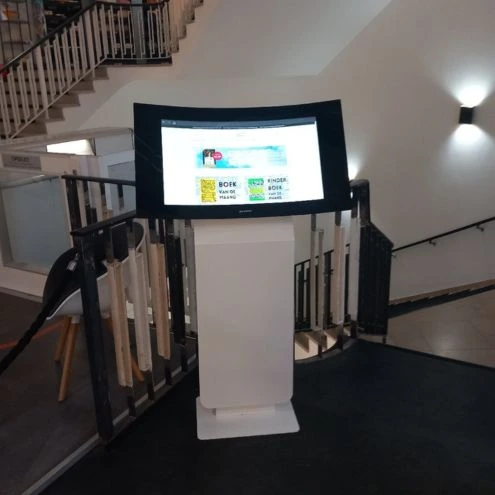 Die Buchhandlung Libris in Hilversum zeigt ihr Angebot auf einem gebogenen Kiosk