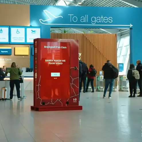 Mache Selfies mit Ihren Fußballhelden: Erlebe die Magie des Prestop Outdoor-Kiosks und der Brainport Fan Cam mit PSV-Spielern!