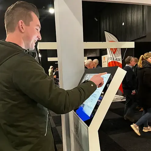 Entdecke die Leistungsfähigkeit von Prestop und Omnitapps auf Messen: Bringe den Pferdestall mit einem Informationskiosk in Schwung!