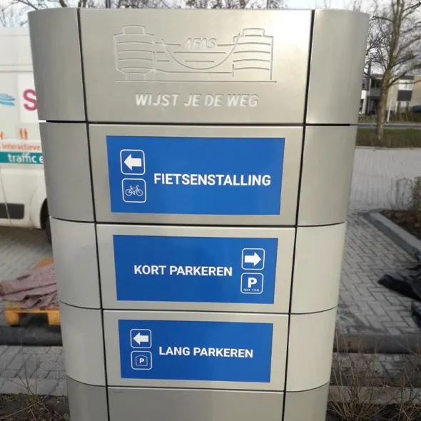 AFAS-Outdoor-Totem als Wegweiser