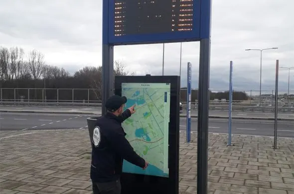 Outdoor-Kiosk weist Reisenden den Weg