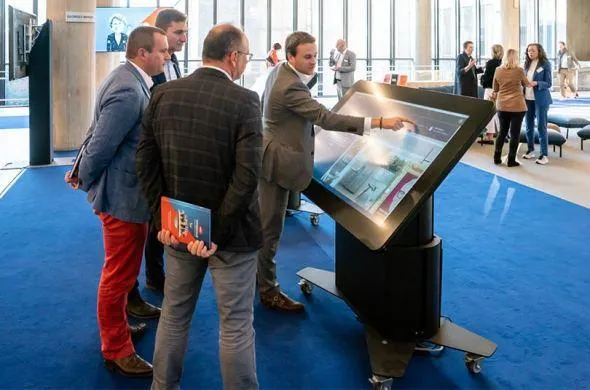 Touchscreen Tische als Teil des UNIZO Topseminars