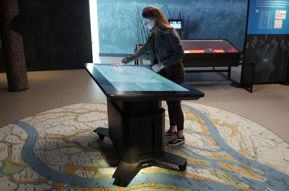 Biesbosch Museum benutzt Touchscreen Tisch mit Omnitapps4